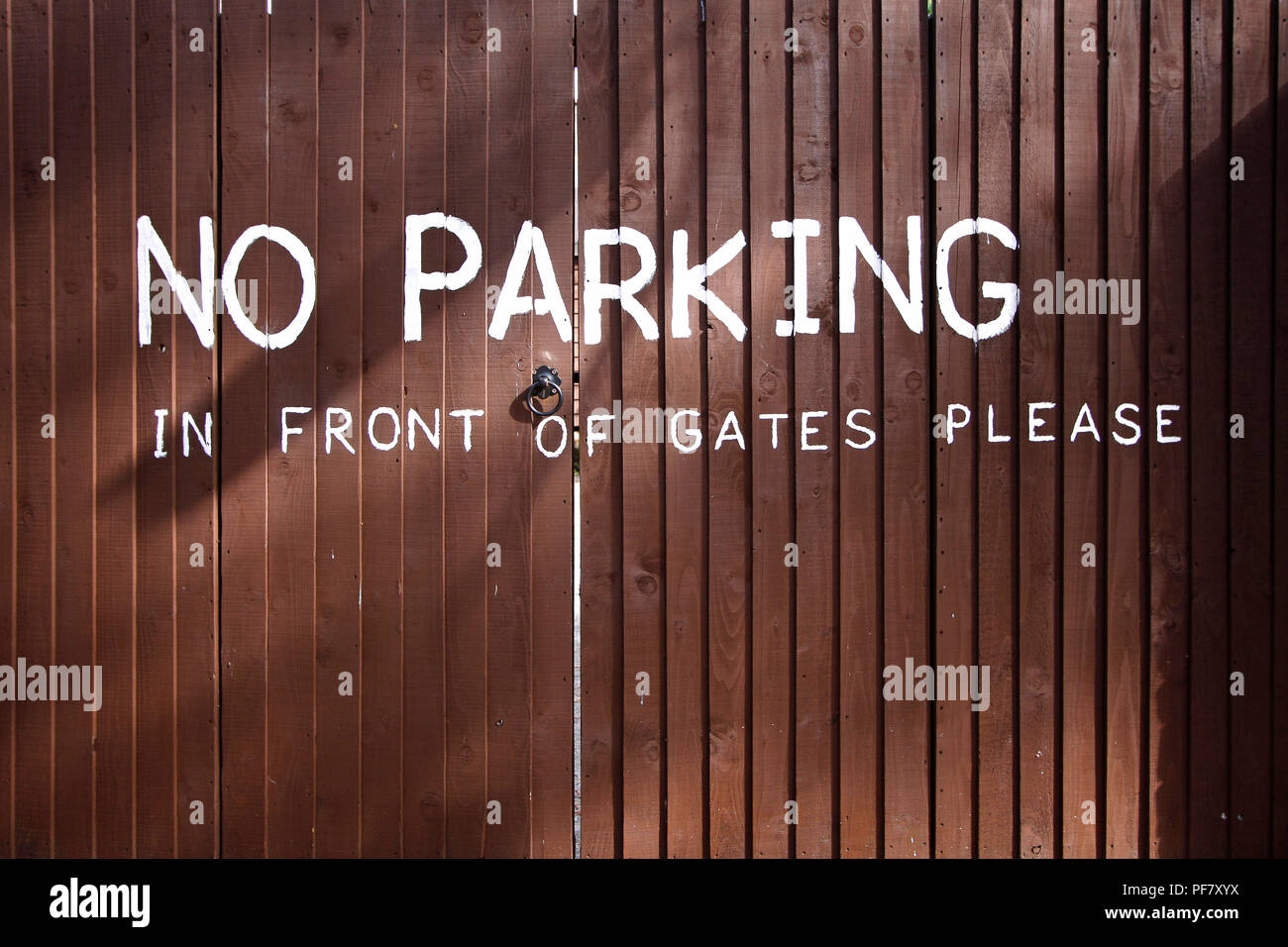 Nessun parcheggio di fronte i cancelli si prega di dipinti su porte in legno Foto Stock