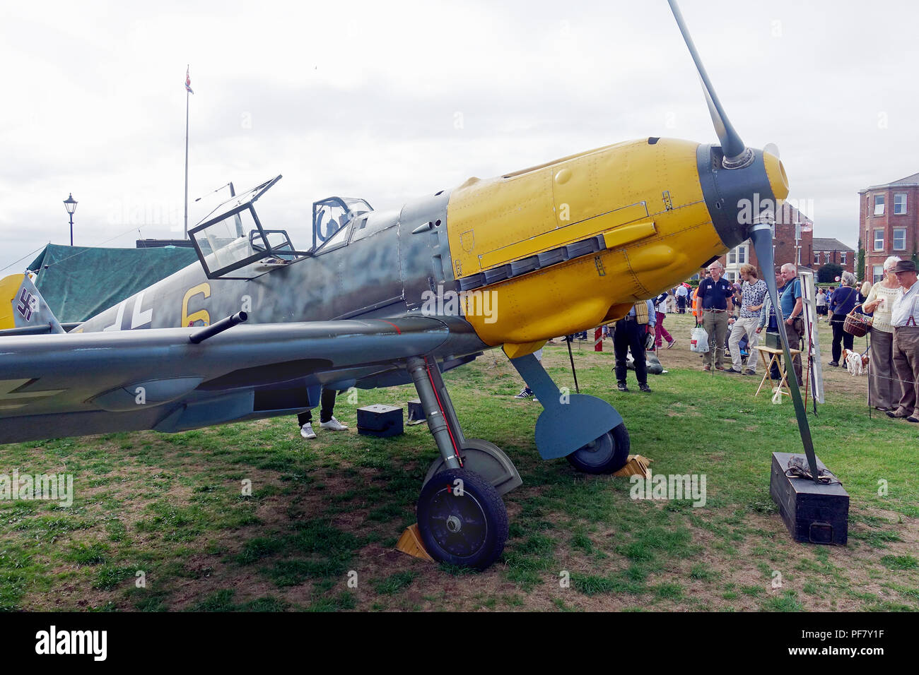 A conduzione replica Messerschmidt Me109e sul display Lytham Green al Lytham 1940s tempo di guerra Nostalgia Weekend Foto Stock