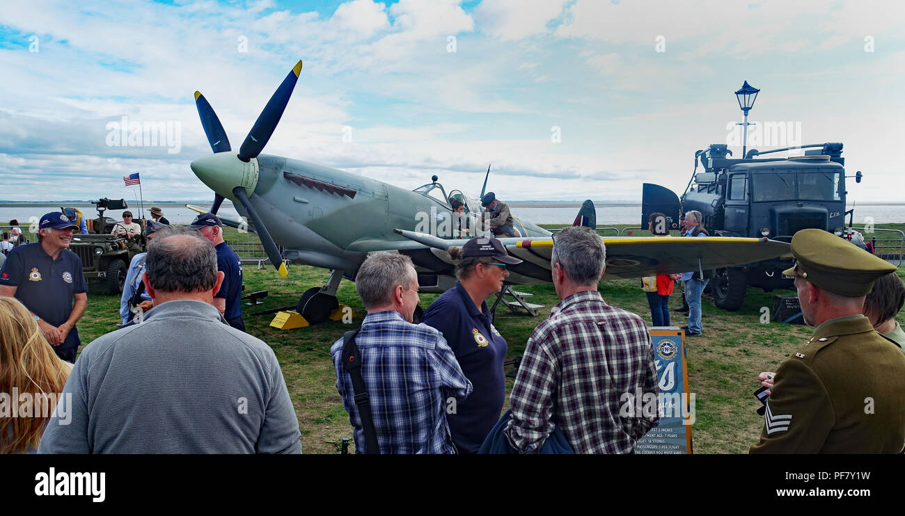 La folla si raccolgono intorno ad una replica Spitfire Mk IX a Lytham 1940s tempo di guerra weekend 1918. Foto Stock
