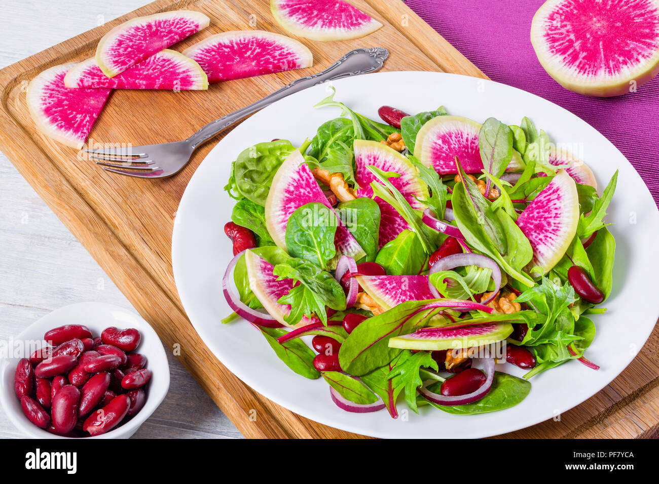 Fagioli rossi, anguria il Ravanello di , foglie di lattuga, insalata di noci, close-up Foto Stock