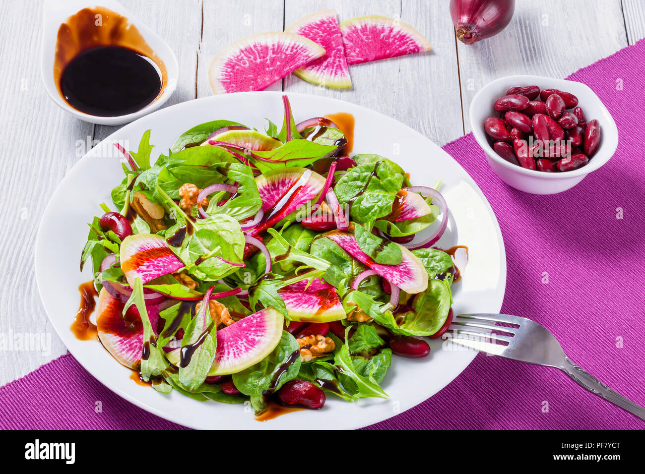 Fagioli rossi, anguria il Ravanello di , foglie di lattuga, insalata di noci, close-up Foto Stock