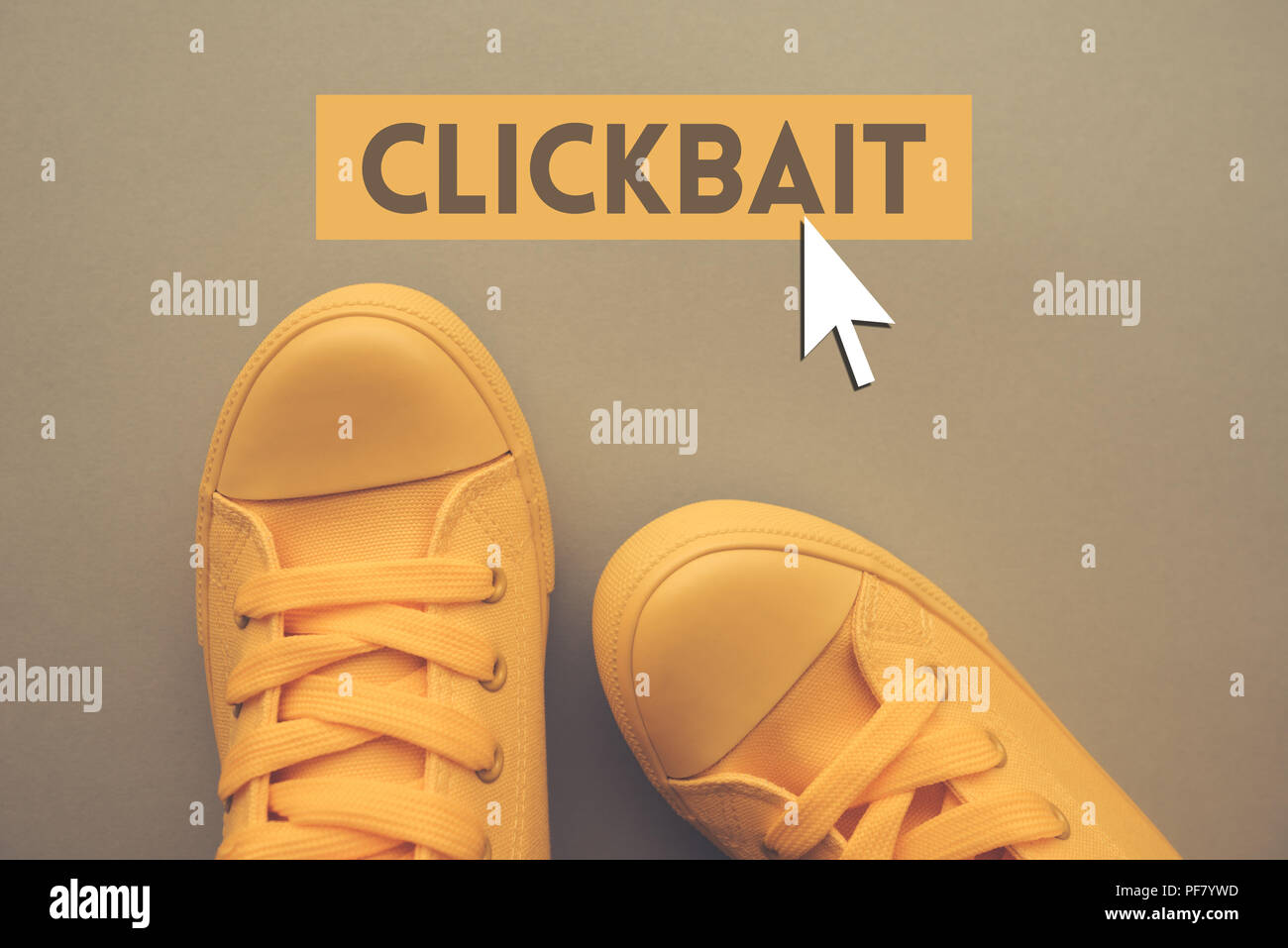 Concetto Clickbait con giallo sneakers dal di sopra Foto Stock