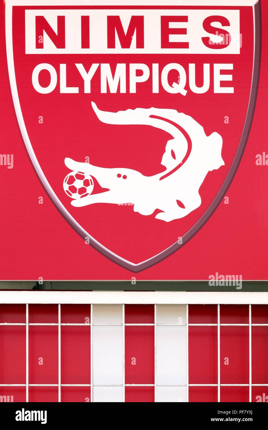Nimes, Francia - luglio 1, 2018: Nimes Olympique emblema di calcio su una parete. Nimes Olympique è una associazione francese di calcio di club con sede in avanzati (NME) Foto Stock