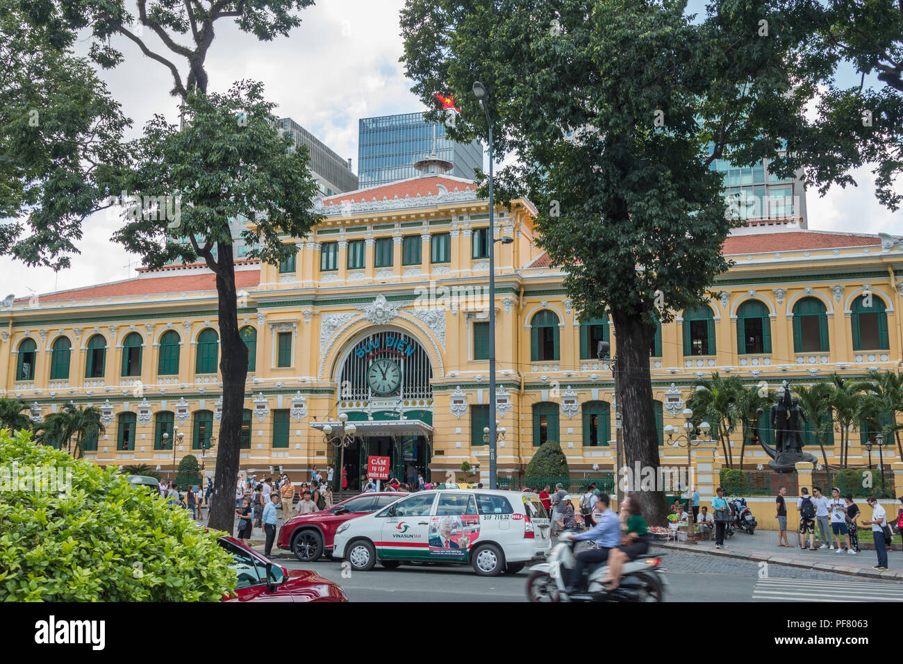 Ingresso principale di Ho Chi Minh City Post Office, noto anche come il centro di Saigon Post Office, Vietnam Foto Stock