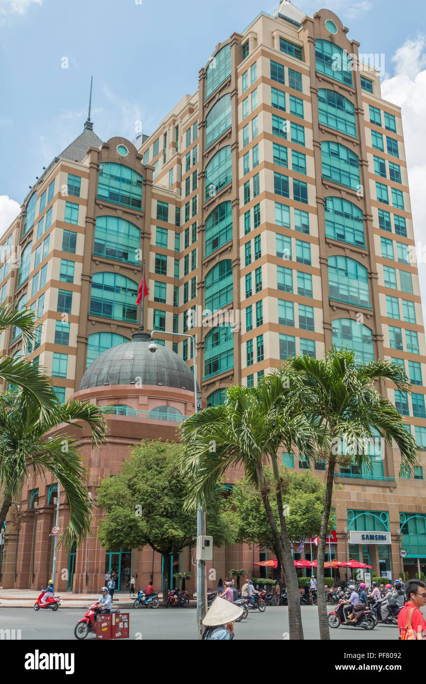 Architettura moderna vicino alla cattedrale di Notre Dame, Basilica di SAIGON in Ho Chi Minh City, Vietnam Foto Stock