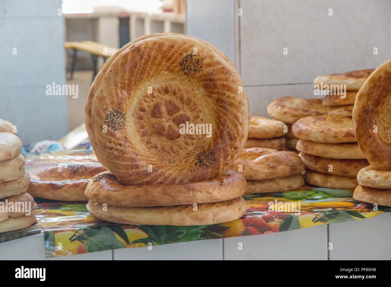 Tradizionale Non il pane nel mercato alimentare nella città di Bukhara Uzbekistan, Silk Road, Asia centrale Foto Stock