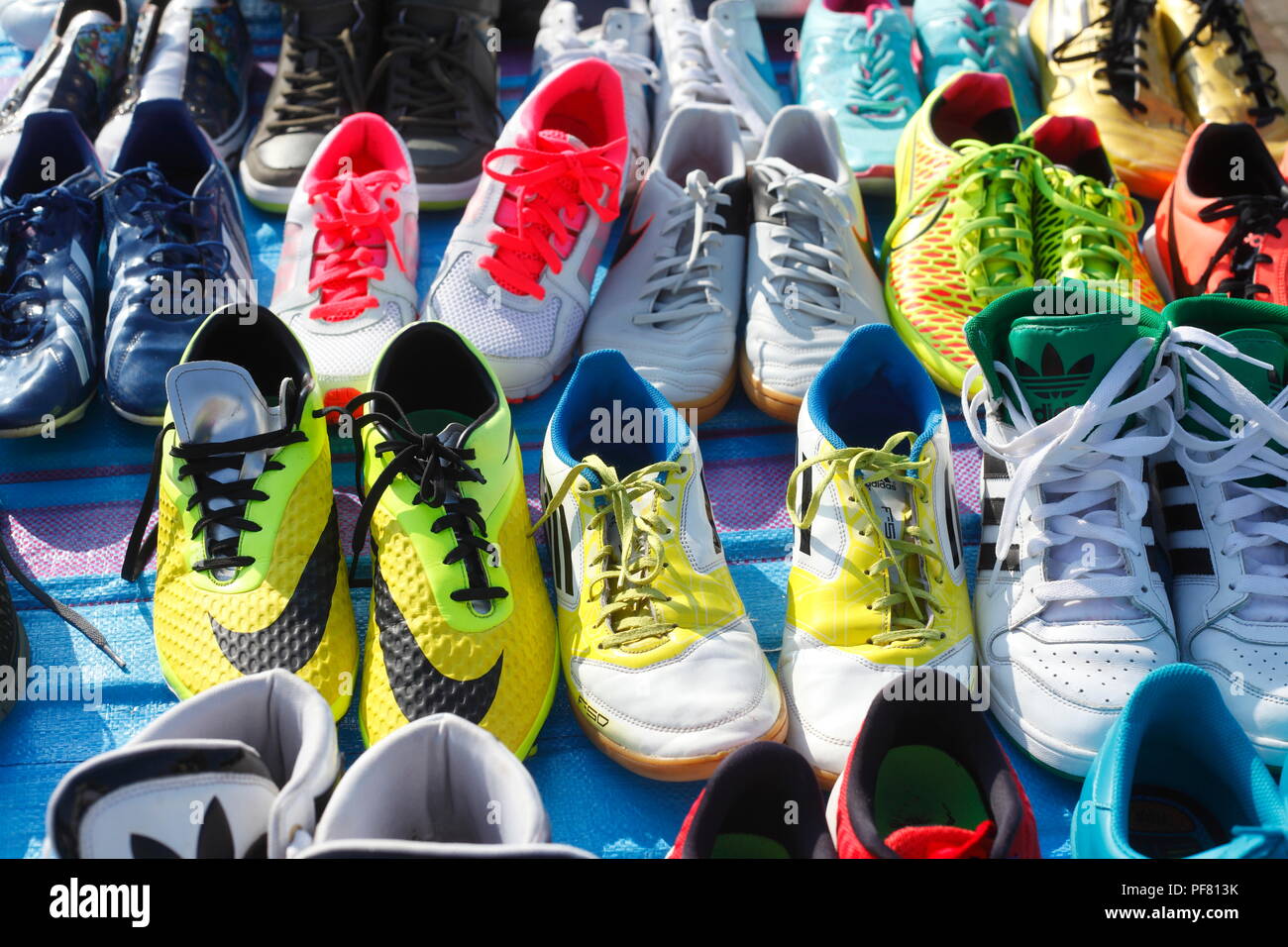 Colorate scarpe sportive su un mercato delle pulci in stallo, Brema, Germania, Europa mi Bunte Sportschuhe auf einem Flohmarktstand, Bremer Kajenmarkt Flohmarkt, un Foto Stock
