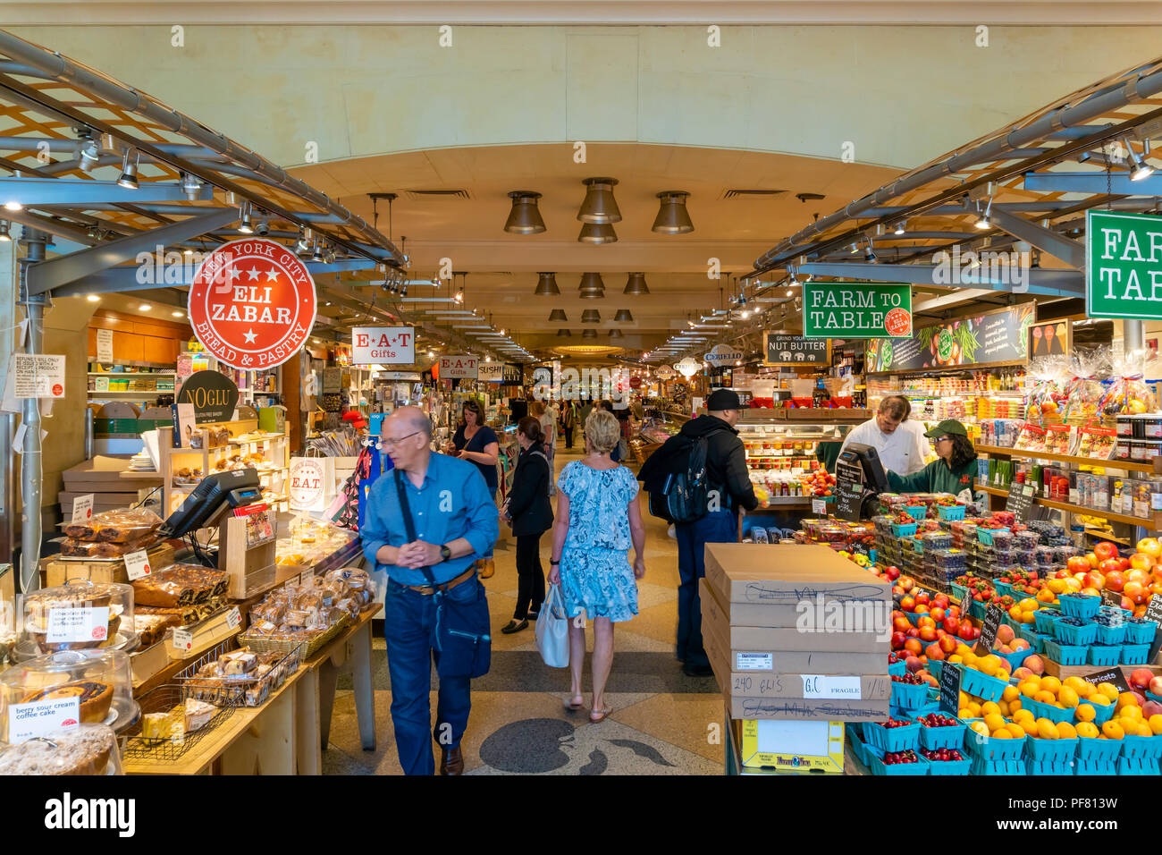 La gente lo shopping al grande mercato centrale della città di New York Foto Stock