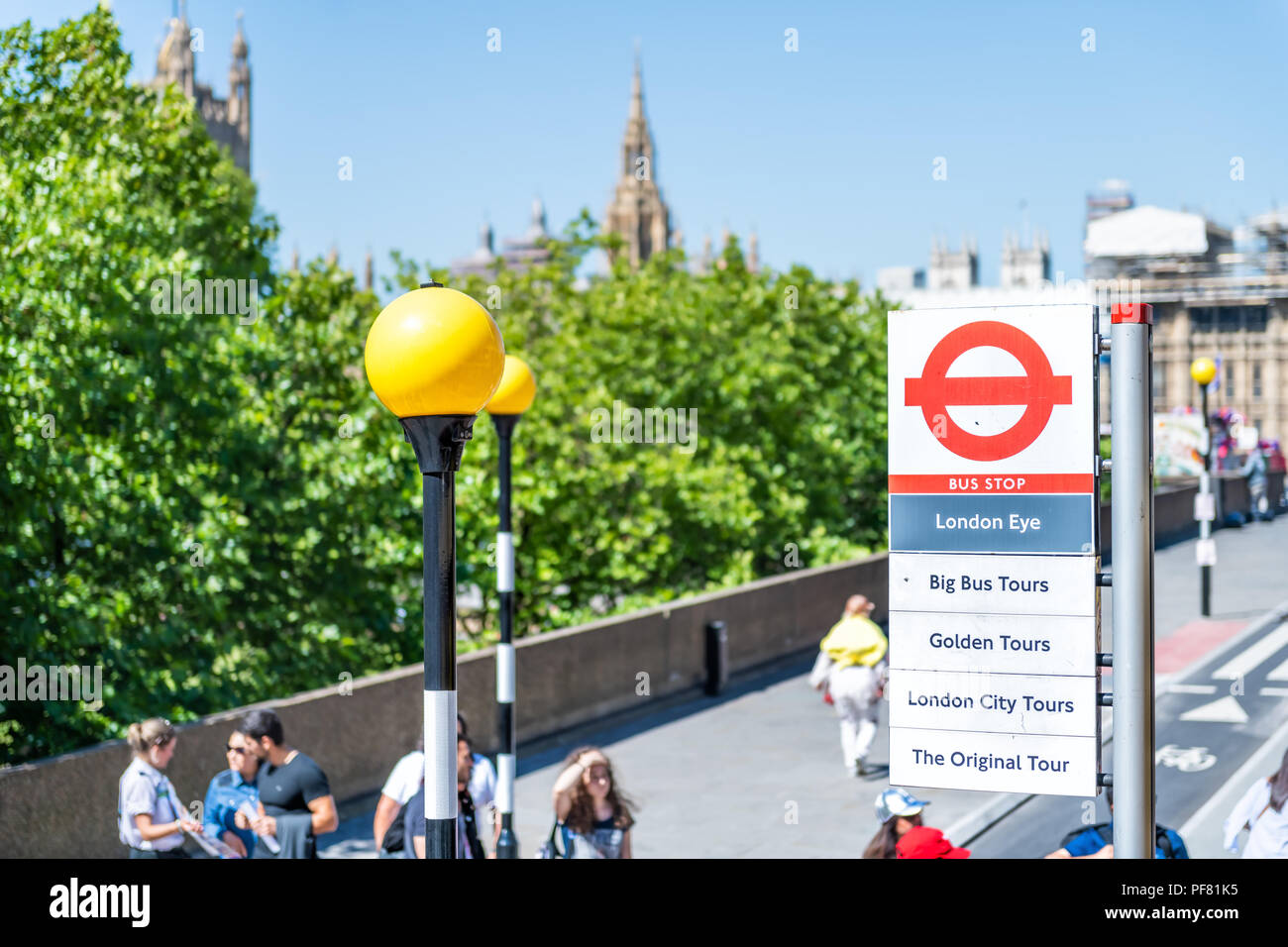 London, Regno Unito - 22 Giugno 2018: vista aerea su Green Park Big Bus stop con la gente che camminava sul marciapiede di strada, direzione informazioni segno al London Eye, Foto Stock