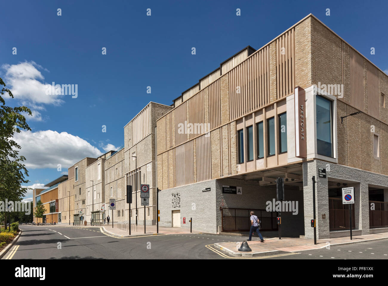 Entrata delle merci. Westgate Shopping Center di Oxford, Oxford, Regno Unito. Architetto: Chapman Taylor, 2018. Foto Stock