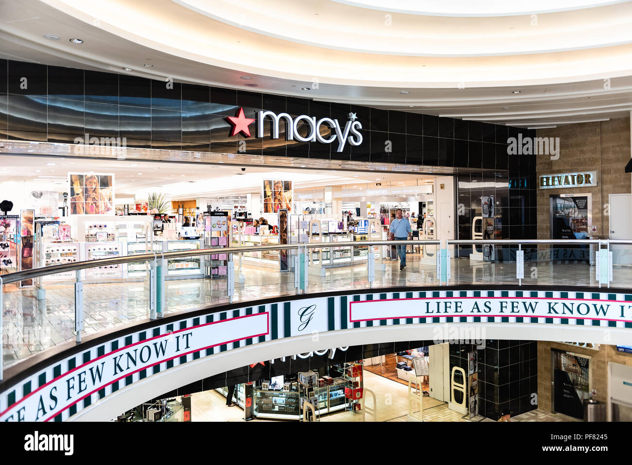 Tysons Corner, Stati Uniti d'America - 26 Gennaio 2018: Macy's, Macys department store in ingresso, storefront con persone, l'uomo, gli amanti dello shopping a piedi, i clienti nei negozi m Foto Stock
