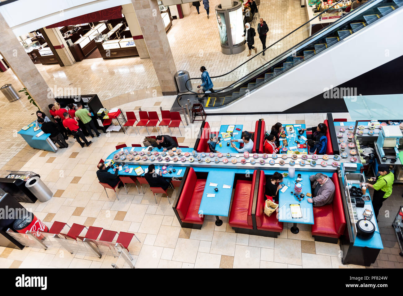 Tysons Corner, Stati Uniti d'America - 26 Gennaio 2018: Wasabi Sushi ristorante, cafe con gente seduta, mangiare, nastro trasportatore per portare cibo, pasti, stoviglie, piastre w Foto Stock