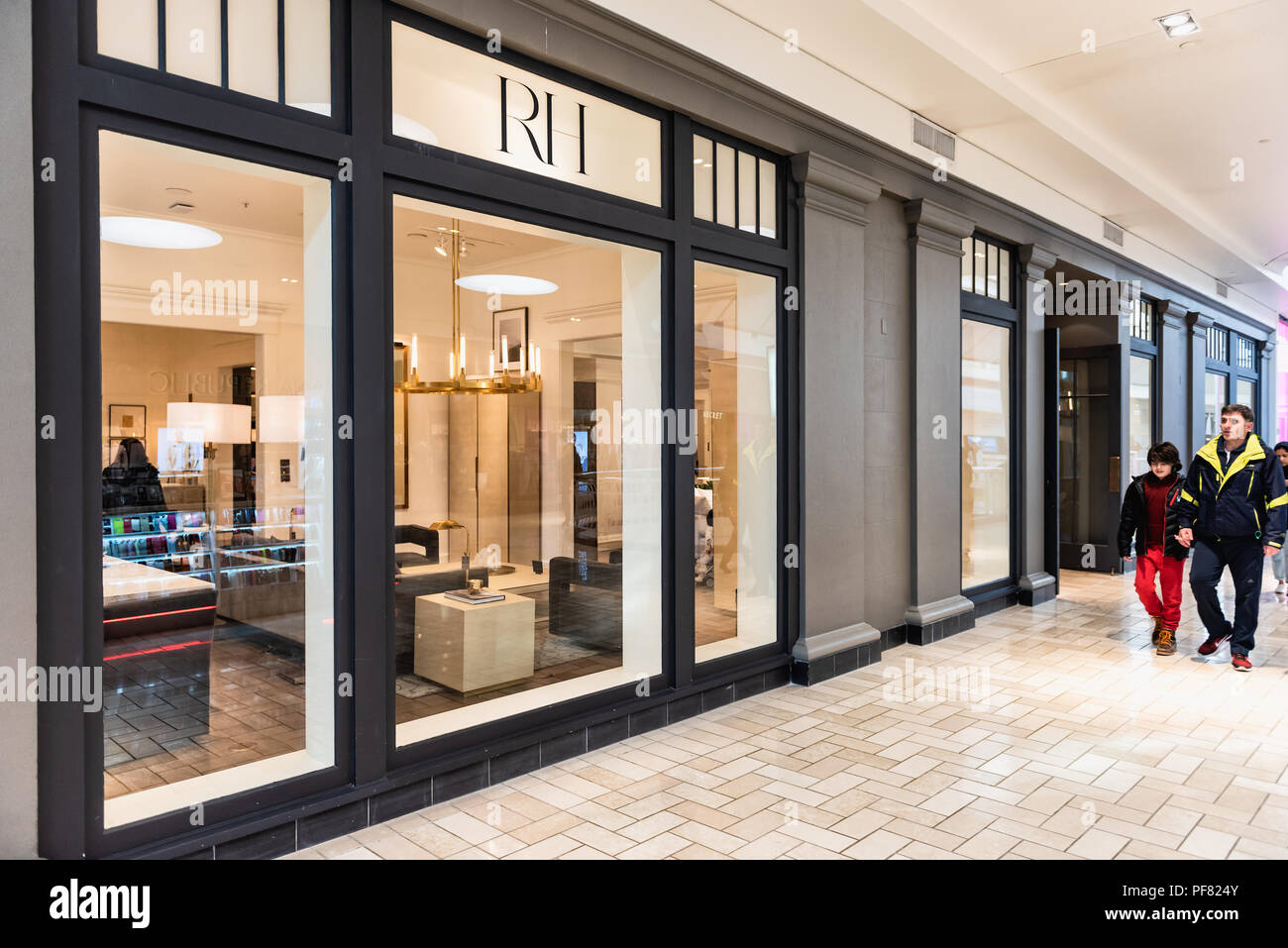 Tysons Corner, Stati Uniti d'America - 26 Gennaio 2018: il ripristino hardware, RH, arredamento negozio di specialità, shop, ingresso con gente che cammina nel centro commerciale per lo shopping Foto Stock
