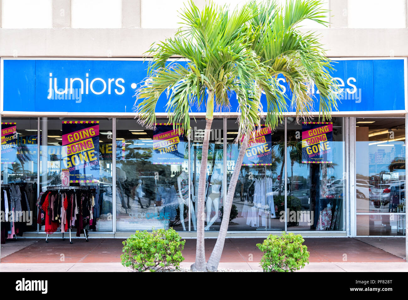 Key West, Stati Uniti d'America - 1 Maggio 2018: Rainbow Negozi Negozio di specialità, storefront in all'aperto centro commerciale di vendita abbigliamento sconto, vestiti, capi di vestiario con promo Foto Stock