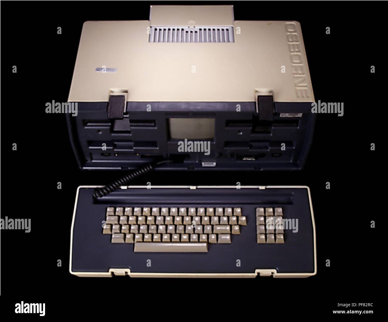 Osborne 1, il primo vero computer portatile, 2004. Immagine cortesia di centri per il controllo delle malattie (CDC) / James Gathany. () Foto Stock
