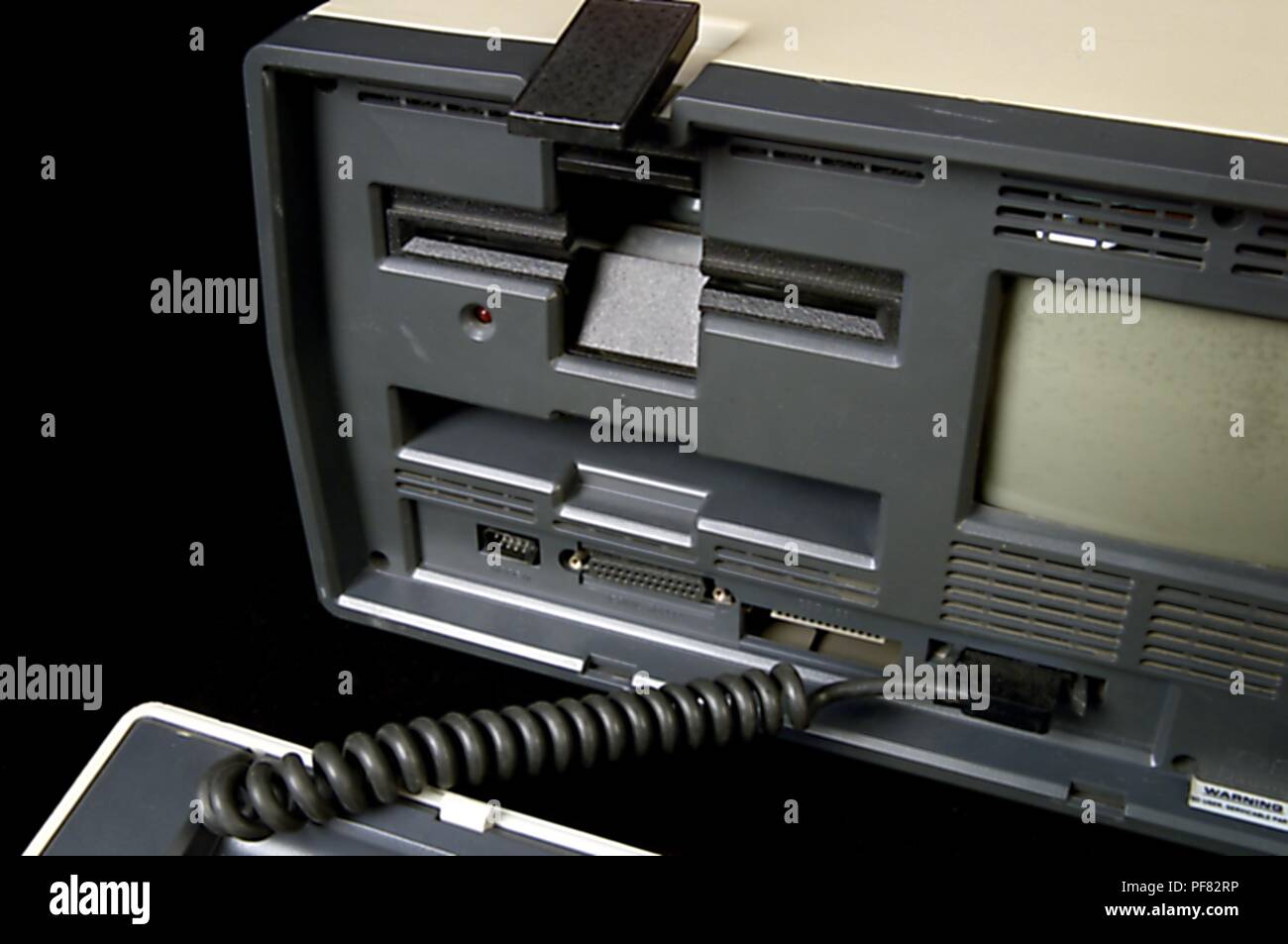 Osborne 1, il primo vero computer portatile, 2004. Immagine cortesia di centri per il controllo delle malattie (CDC) / James Gathany. () Foto Stock