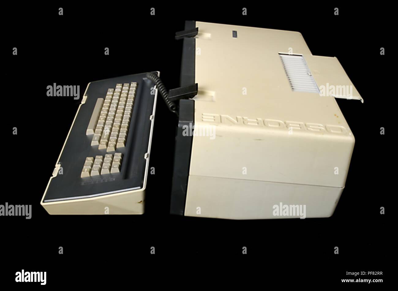 Osborne 1, il primo vero computer portatile, 2004. Immagine cortesia di centri per il controllo delle malattie (CDC) / James Gathany. () Foto Stock
