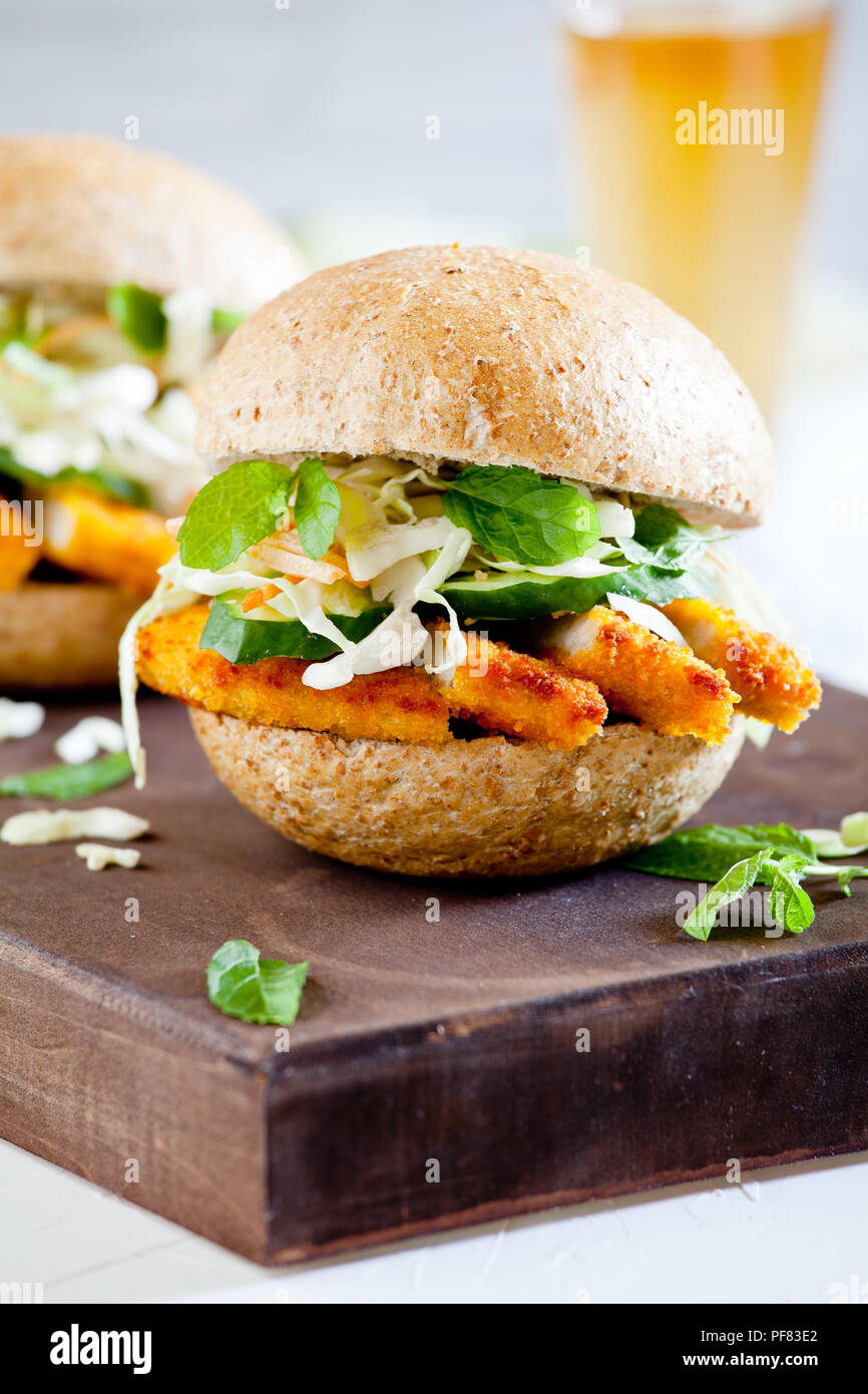 Paio di hamburger con patatine fritte petti di pollo Foto Stock