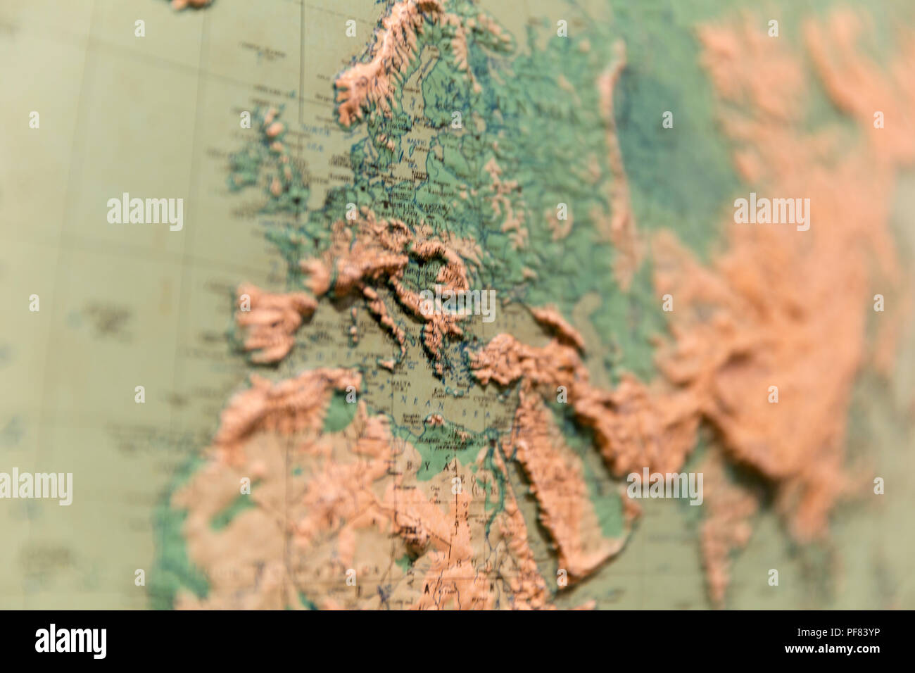 Un retrò mappa mondiale con altamente bordo dettagliato che mostra l'altitudine di diverse regioni d'Europa. Foto Stock