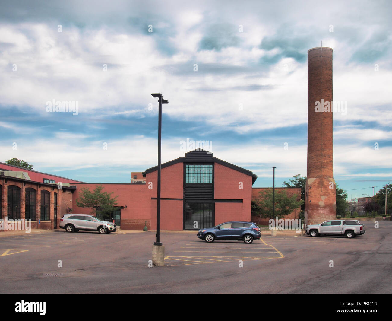 Fabbrica di scheletro con personale che lavora sul weekend Foto Stock