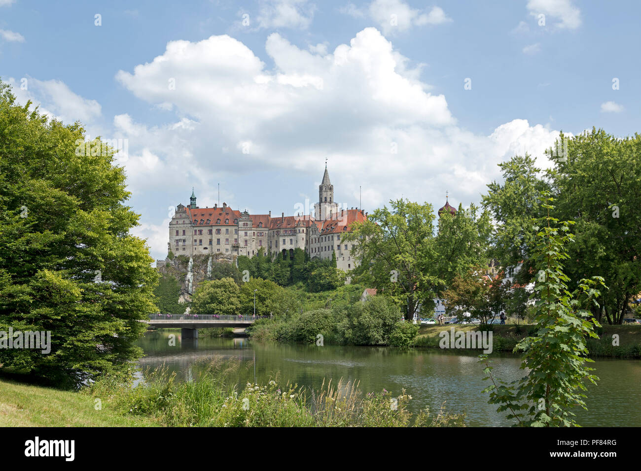 Il castello e il fiume Danubio, Sigmaringen, Baden-Wuerttemberg, Germania Foto Stock