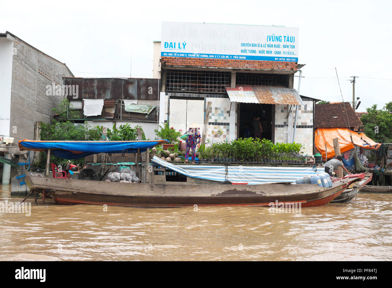 Il Vietnam Delta del Mekong regione vendita trader fornisce al negozio locale lungo il fiume Mekong in Viet Nam Foto Stock