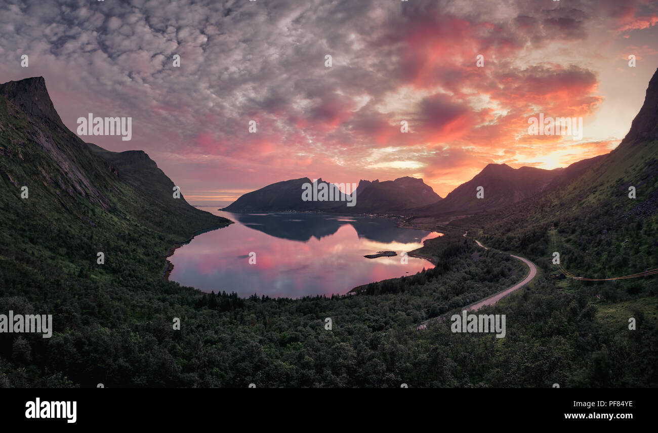 Bellissima vista del paesaggio del fiordo e delle montagne durante il tramonto epic Foto Stock