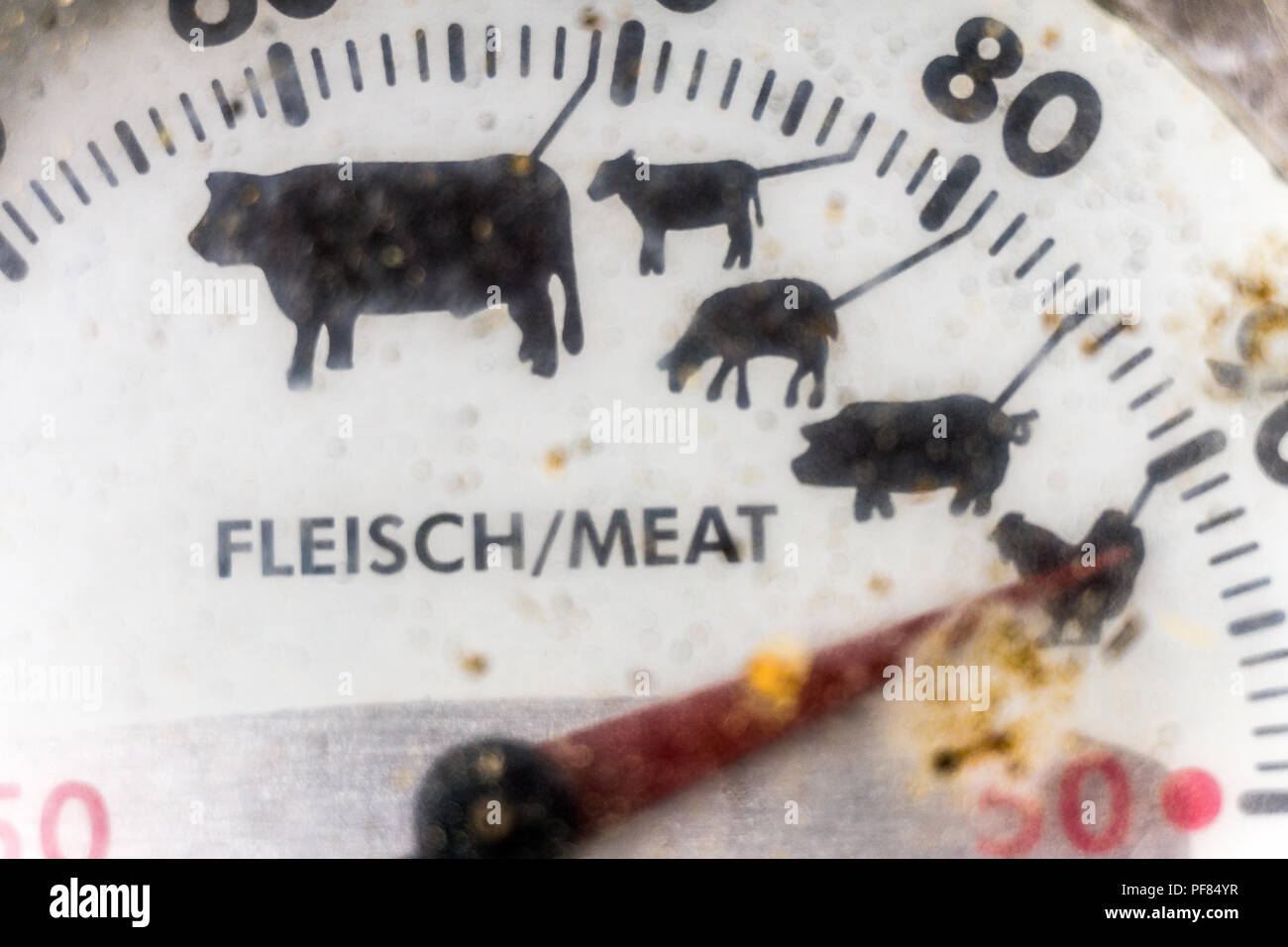 Close-up del taglio di una vecchia meccanica grill Termometro, brutto e sporco alla fine della stagione grill. Foto Stock