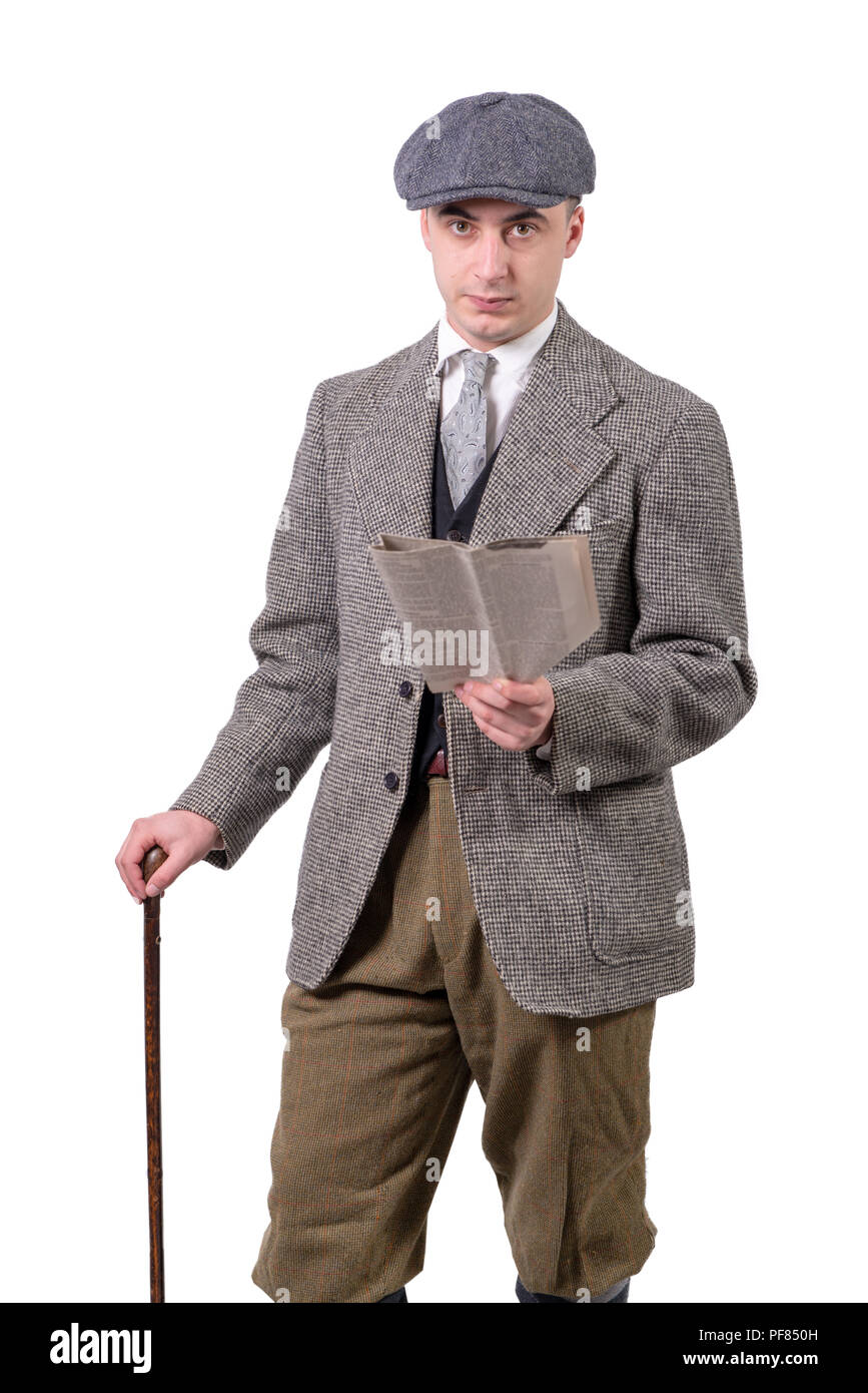 Giovane uomo in abbigliamento vintage con hat, leggendo un giornale, stile  1940 Foto stock - Alamy