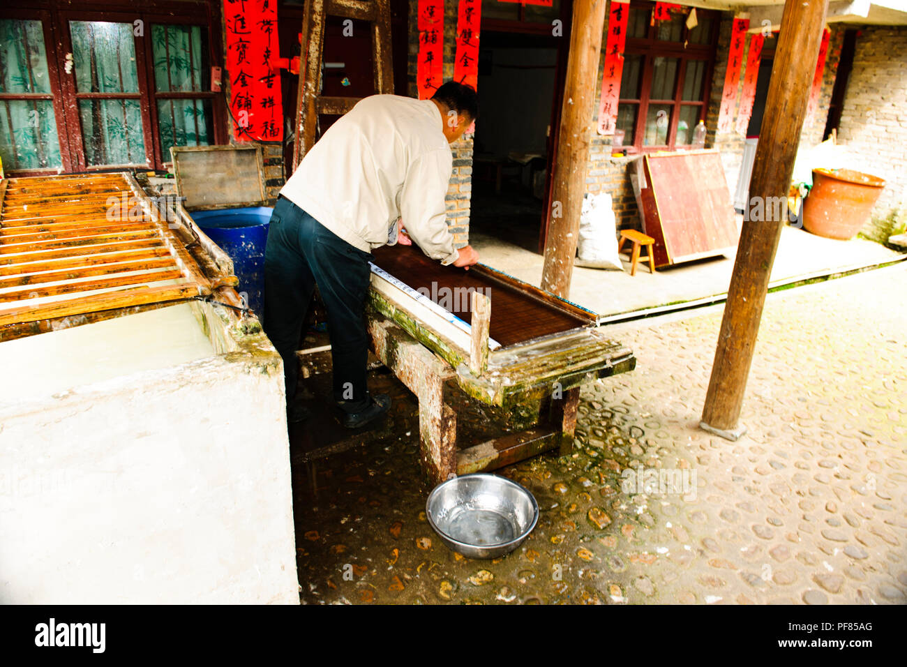 Artigianato,Imbroidery,per la fabbricazione della carta,la vita del villaggio,antiche case,Quingman Miao Village,Shiqiao Miao Village,Guizhou,PRC,Repubblica Popolare Cinese,Cina Foto Stock