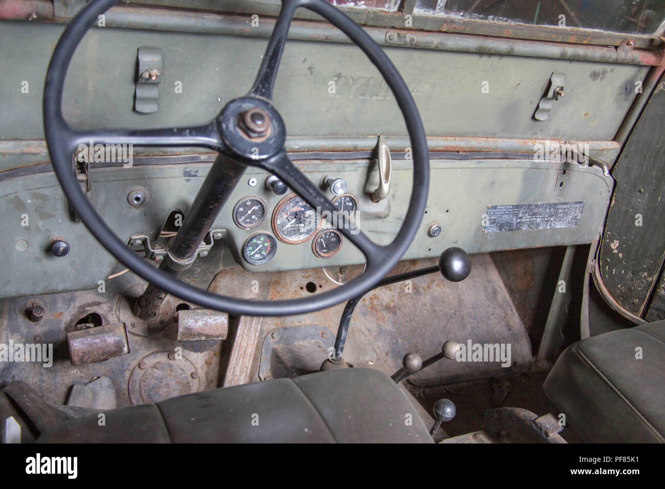 Volante e interno di un vecchio jeep in Argentina Foto Stock