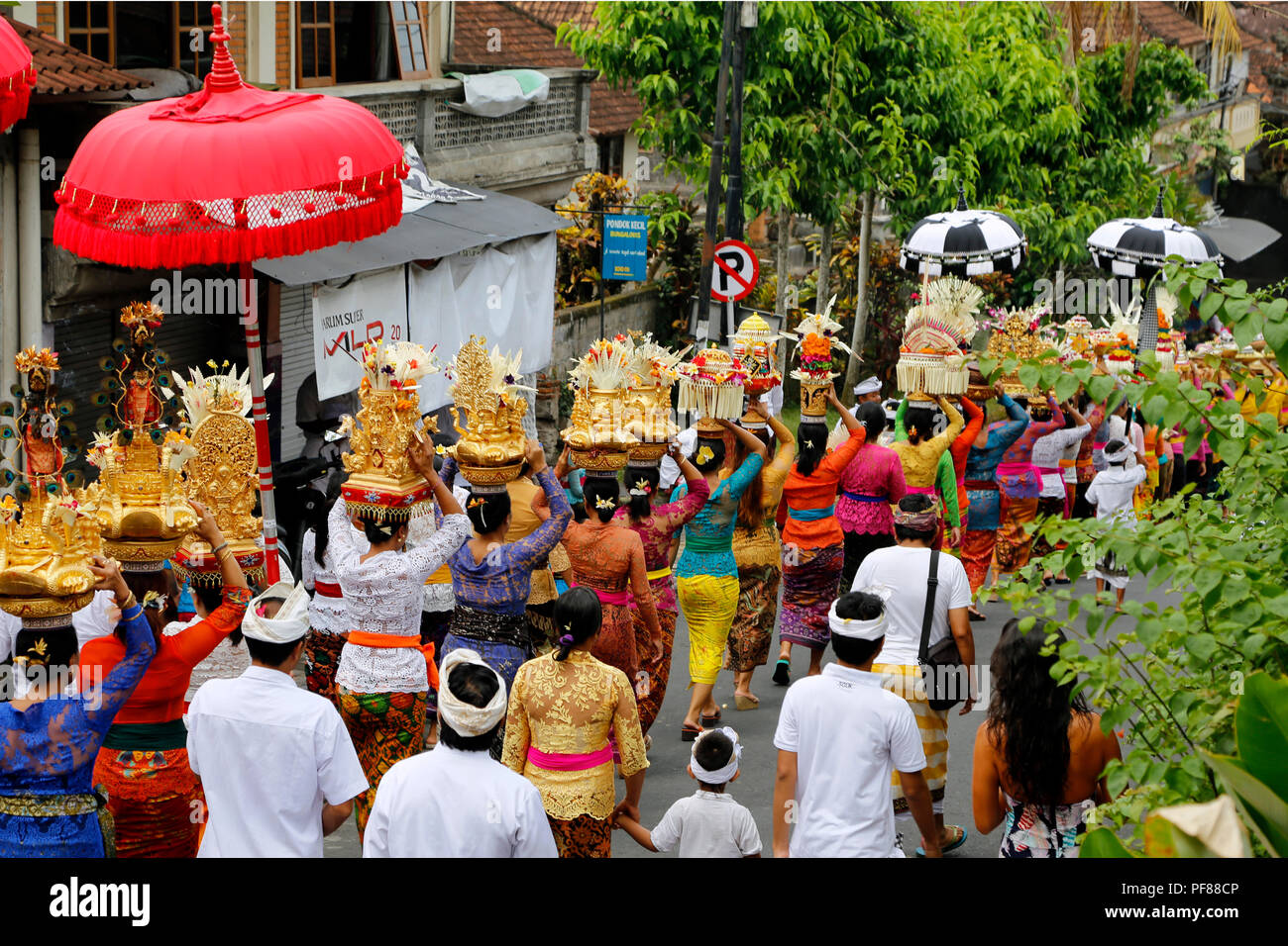 In stile Balinese tradizionale villaggio indù processione. Foto Stock