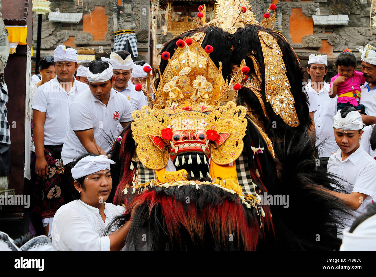 In stile Balinese tradizionale villaggio indù processione. Foto Stock