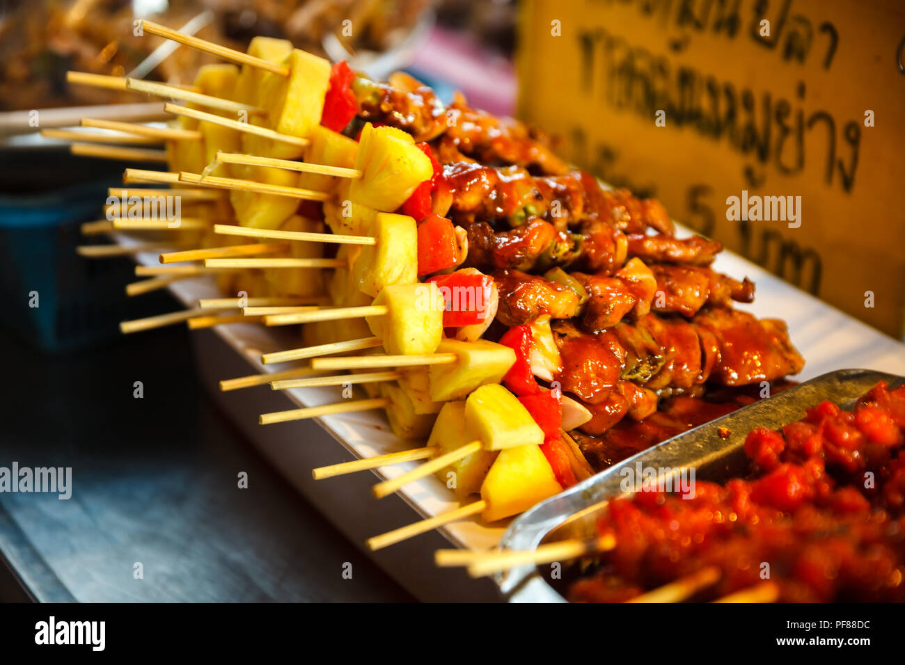 Bali tradizionale cibo sulla strada isola tropicale Bali, Indonesia Foto Stock