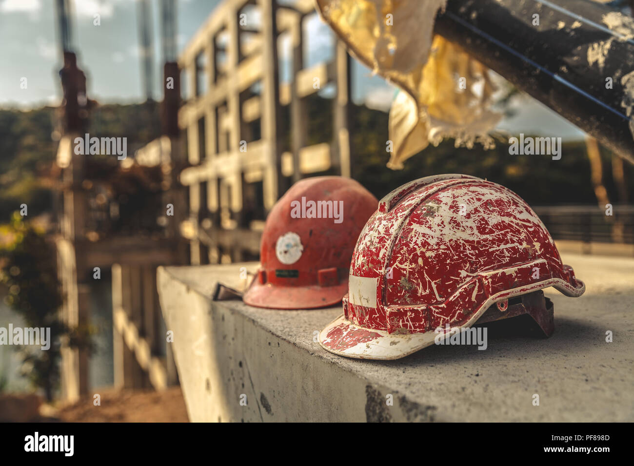 Casco di costruzione sul sito in costruzione Foto Stock