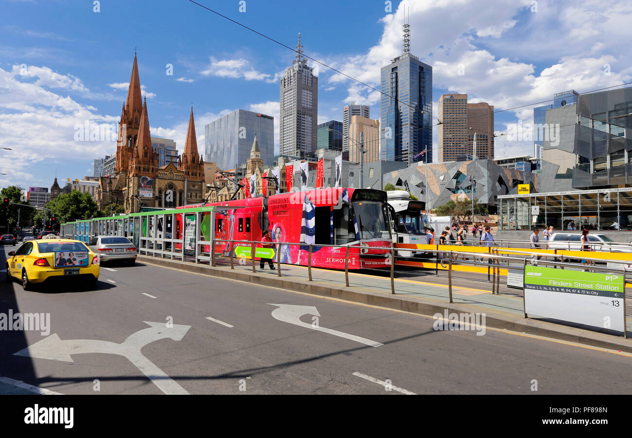 La Flinders Street & Federation Square vie di Melbourne Foto Stock
