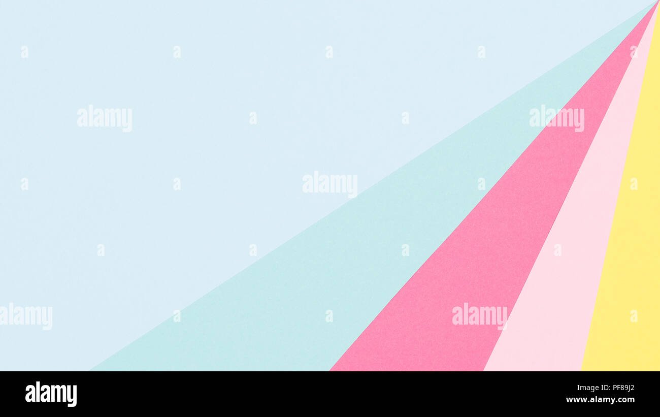 Geometrica astratta pastello blu, giallo e rosa carta piatta sullo sfondo dei laici. Il minimalismo, la geometria e la simmetria modello. Foto Stock