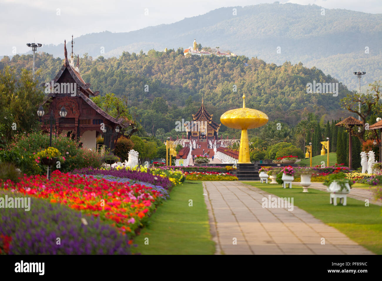 Uno dei più popolari fra i turisti templi buddisti della Thailandia Il Royal Pavilion (Ho Kham Luang) contro lo sfondo di natura pittoresca Foto Stock