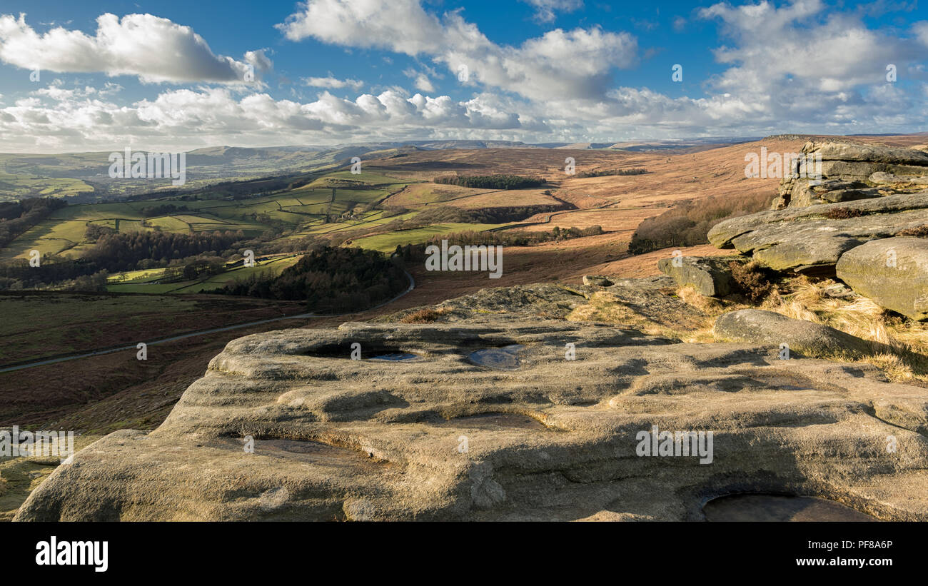 Questa è la splendida vista dal bordo Stanage che si trova in alto l'area di picco del Peak District Parco Nazione. Foto Stock