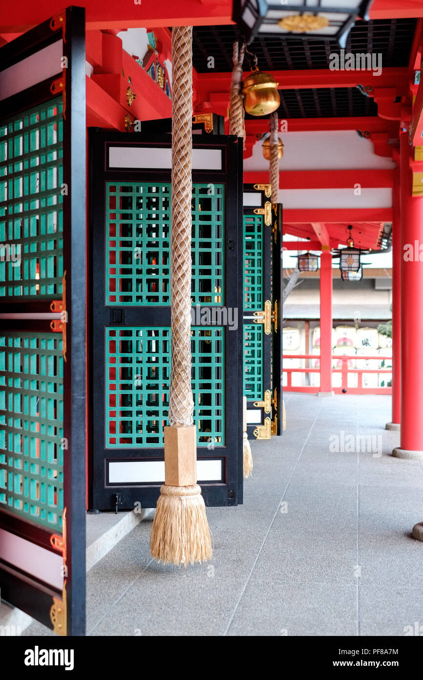Corda, porta, finestra, il tetto rosso e le campane in tradizionale tempio giapponese, Kyoto, Giappone Foto Stock