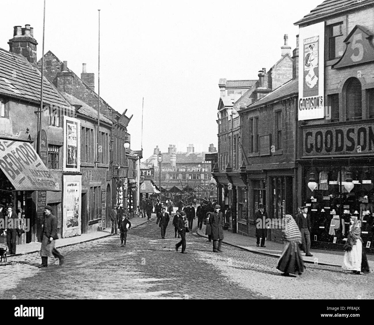 Queen Street, Barnsley, agli inizi del novecento Foto Stock