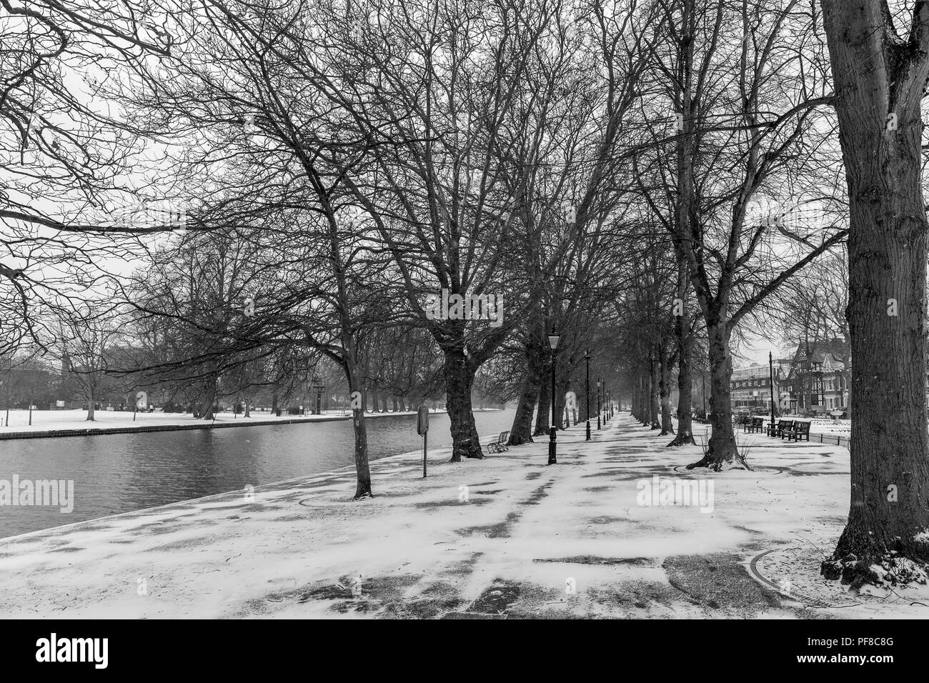 Bedford River Embankment nella neve Foto Stock