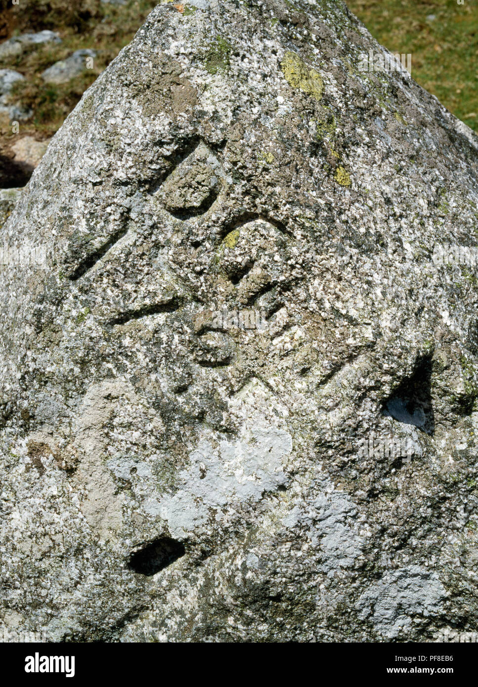 Dettaglio di D Gumb 1735 iscrizione sulla roccia a destra del rifugio ricostruito portico vicino al granito Cheesewring tor su Bodmin Moor, Cornwall, Regno Unito. Gumb era un Foto Stock