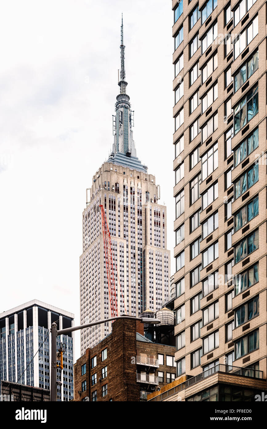 La città di New York, Stati Uniti d'America - 20 Giugno 2018: basso angolo di vista dell'Empire State Building contro sky nel Centro Cittadino di Manhattan Foto Stock