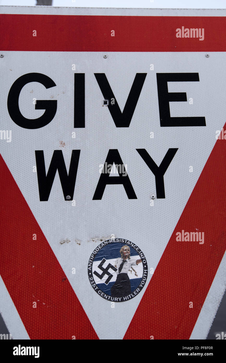 Una supremazia bianca movimento adesivo o adesivo incollato ad un dare modo cartello stradale in Bathurst, Nuovo Galles del Sud, Australia Foto Stock