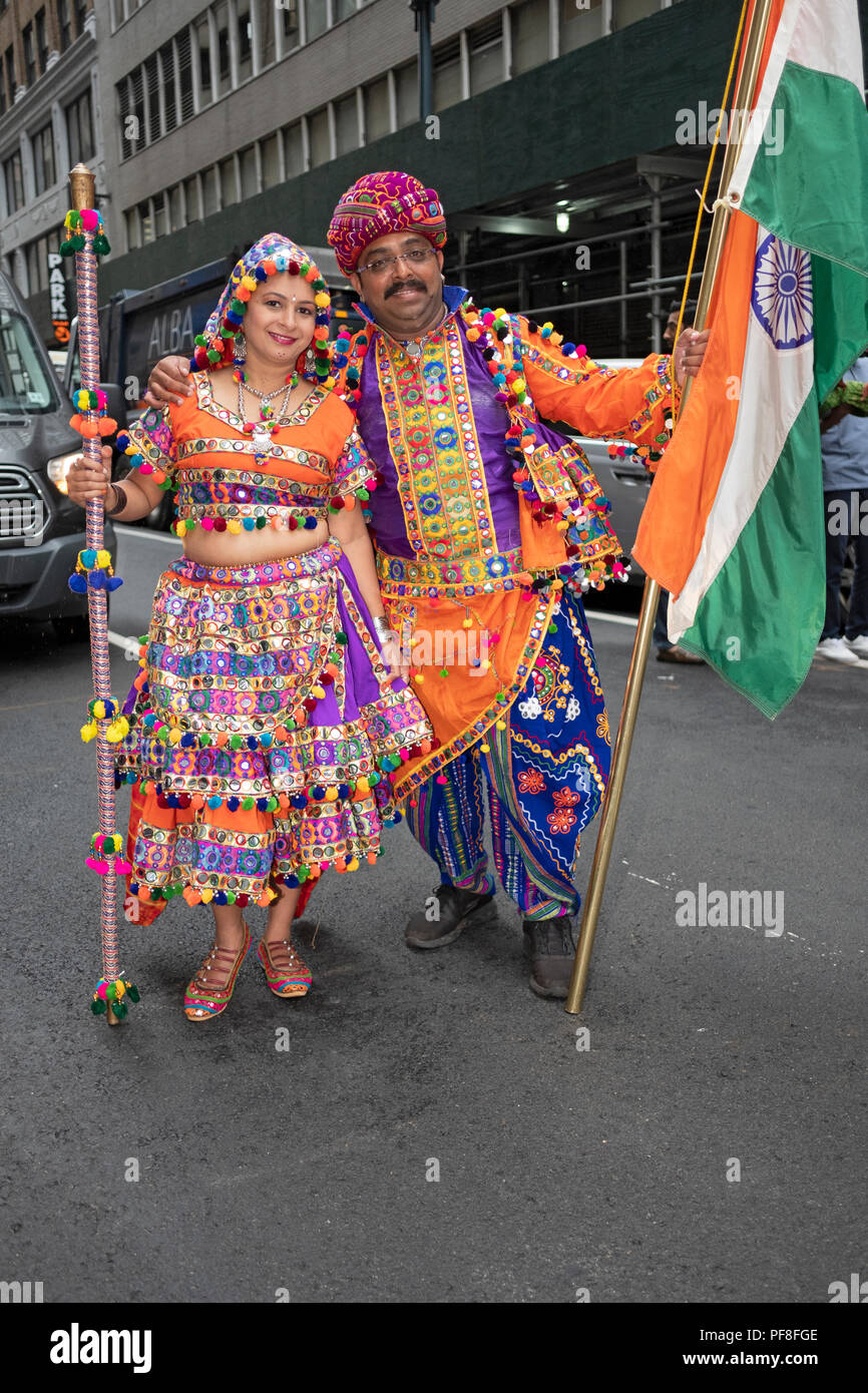 Un giovane dal Gujarat indossare i loro native mode al 2018 India parata del giorno nella città di New York. Foto Stock