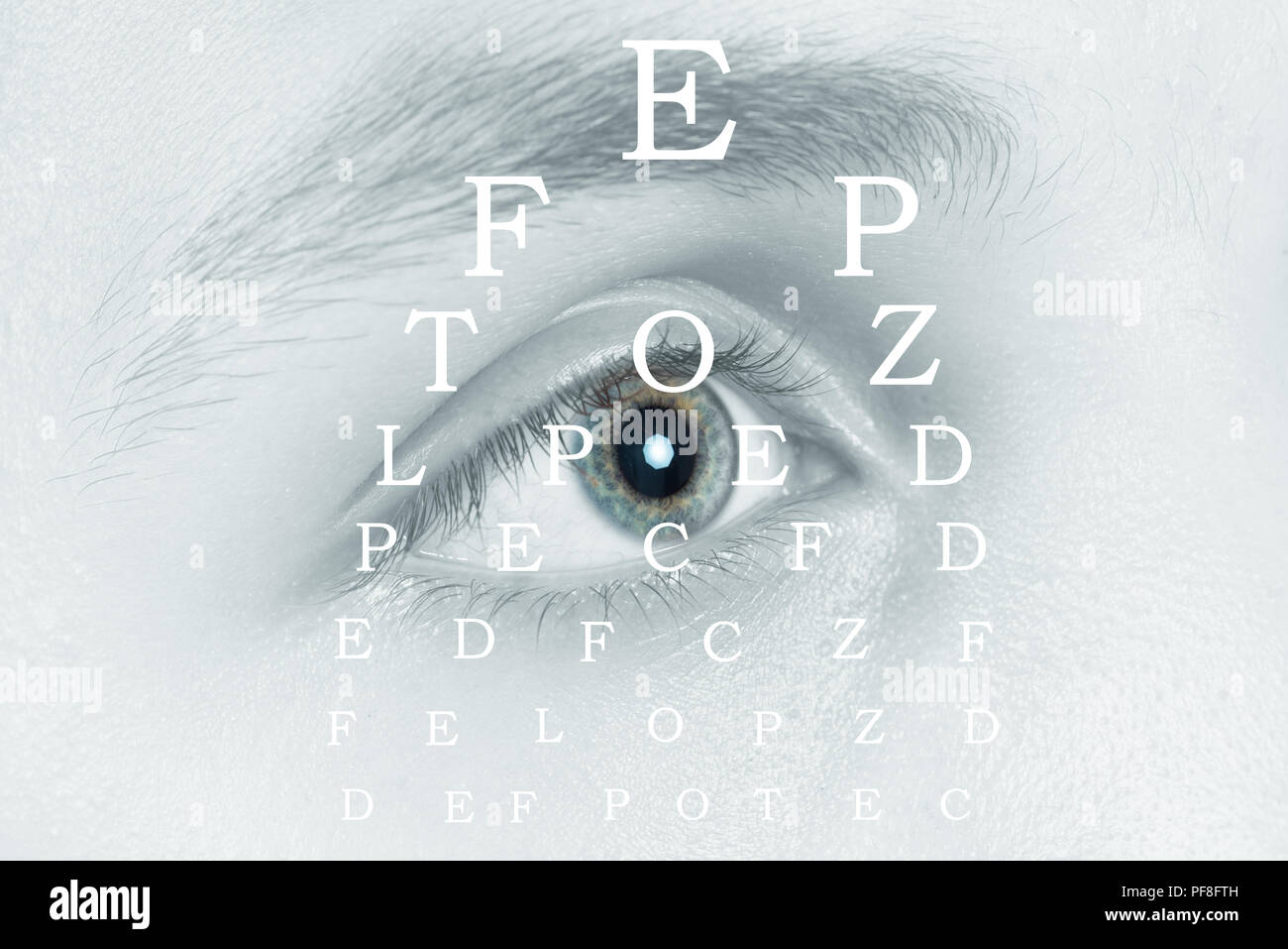 Giovane uomo su visita oculistica sfondo grafico Foto Stock