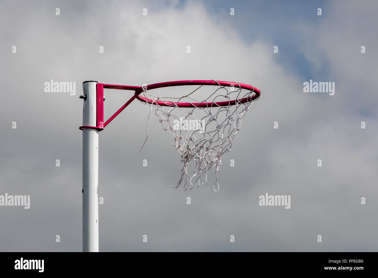 Netball post contro un cielo blu. Foto Stock