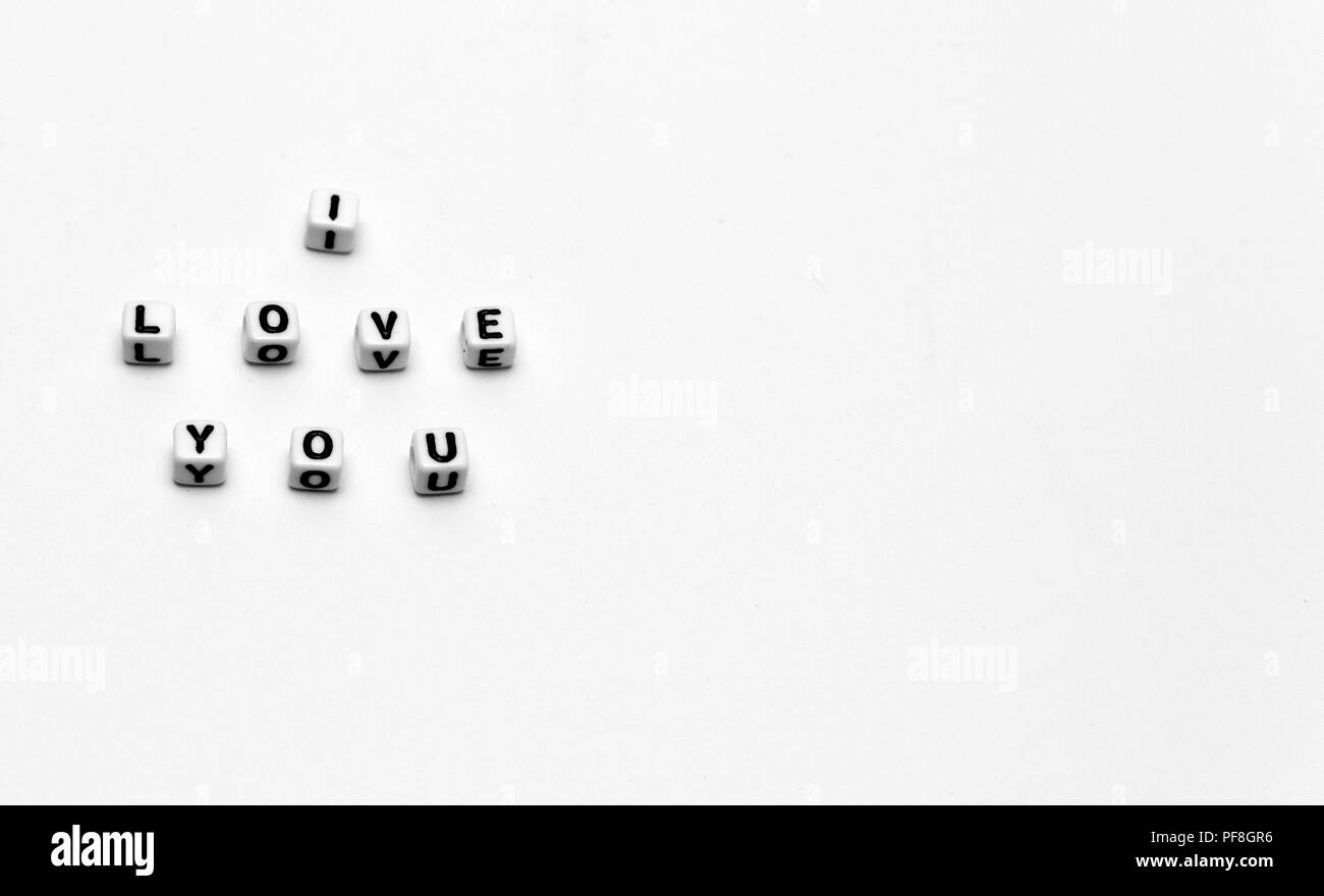 Messaggio ti amo scritto in dadi con spazio di copia Foto Stock