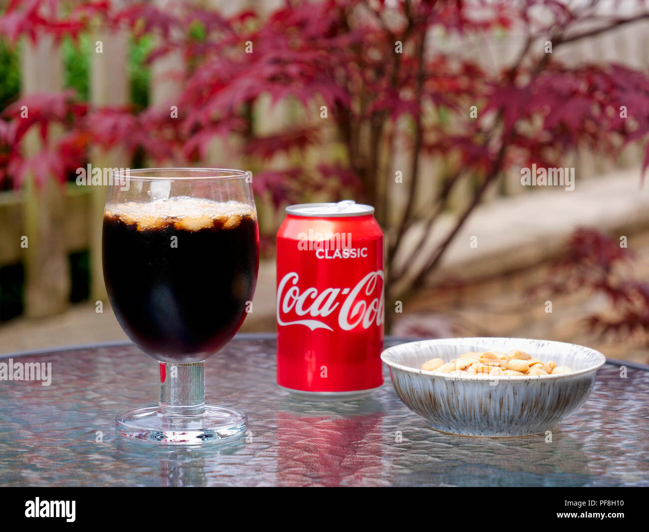 Le più recenti drink matto craze di bere la Coca Cola / Pepsi Cola con  arrosti di arachidi salate Foto stock - Alamy